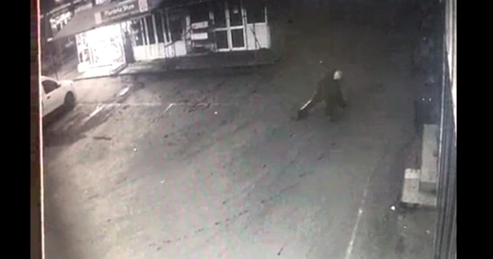 Bărbatul avea o alcoolemie de 1,40. Câţiva trecători l-au ajutat şi l-au tras din calea maşinilor.