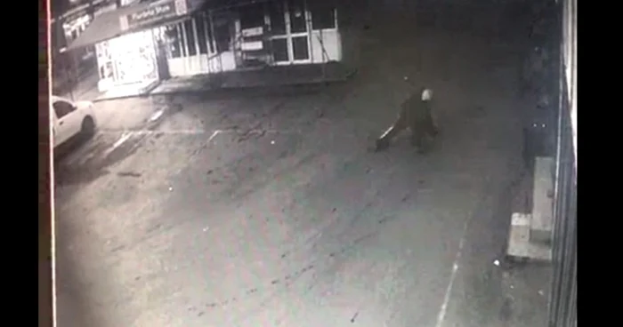 Bărbatul avea o alcoolemie de 1,40. Câţiva trecători l-au ajutat şi l-au tras din calea maşinilor.