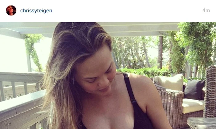chrissy teigen prima poza fiica jpeg
