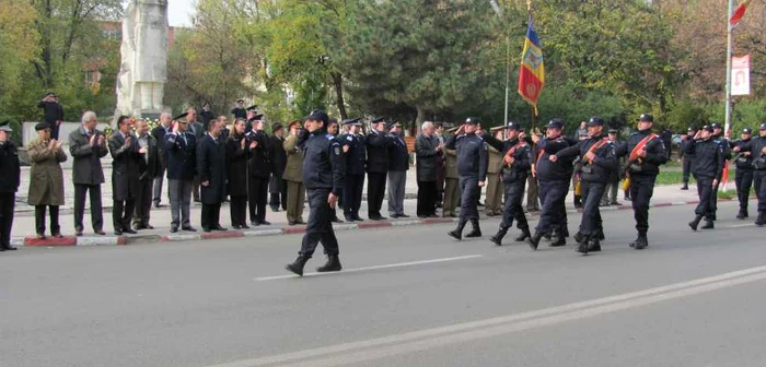 Militarii au defilat pe strada Dunării