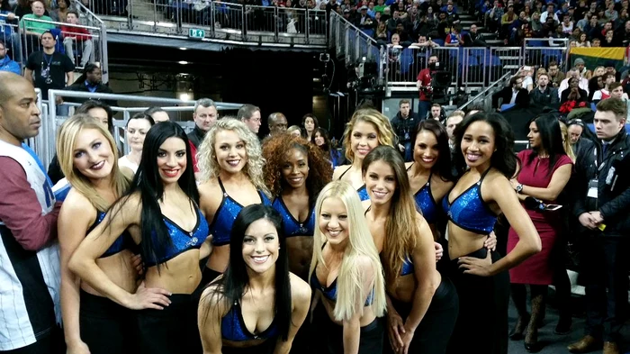 Cele 10 dansatoare americance au fost aplaudate de vedete ca Ballack, Giroud sau Drogba