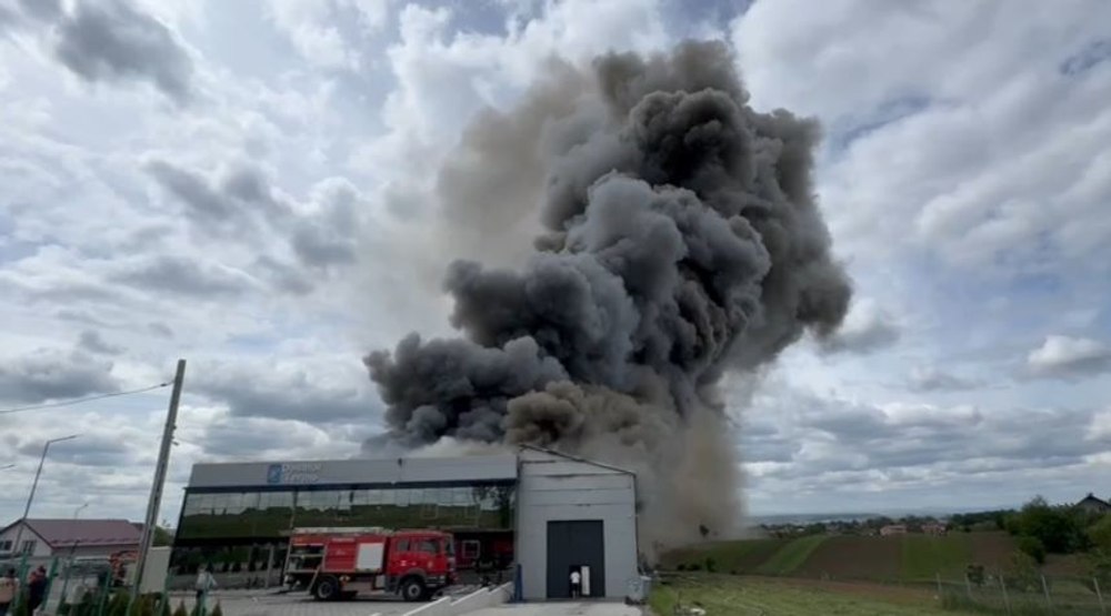Incendiu cu foarte mult fum la o hală de tâmplărie PVC, în oraşul Salcea. Autorităţile au emis mesaj RO-ALERT 