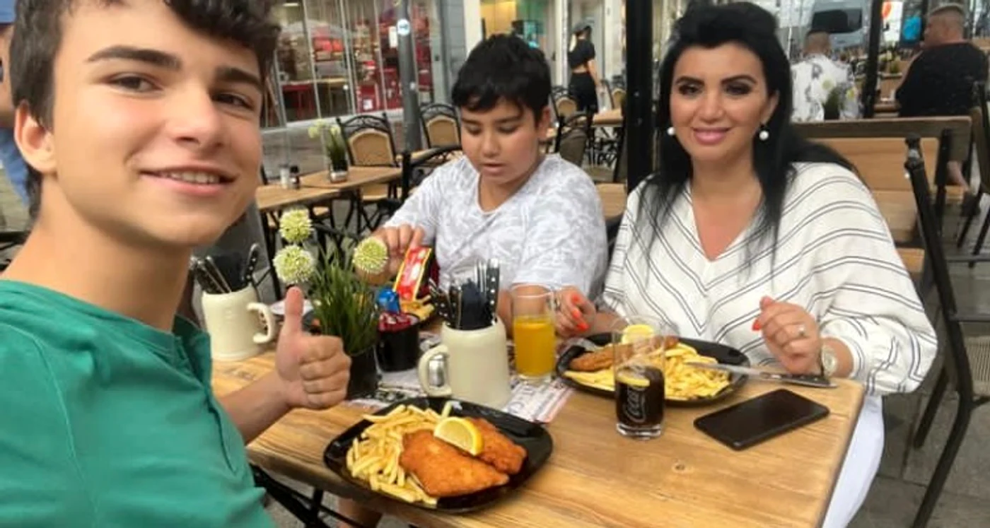 Adriana Bahmuțeanu, la masă cu Maximus și Eduard foto: Facebook 