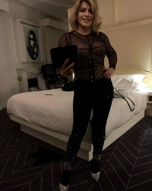 Loredana Groza s-a fotografiat purtând un costum foarte sexy