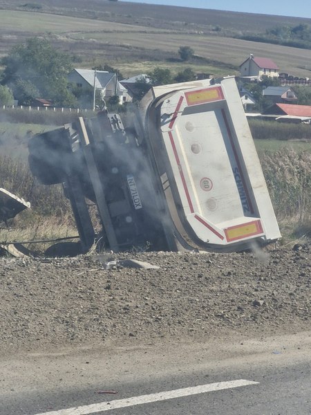 Mașină zdrobită de un camion în Iași: o persoană a murit, iar alta este inconștientă. Scene dramatice de la locul accidentului