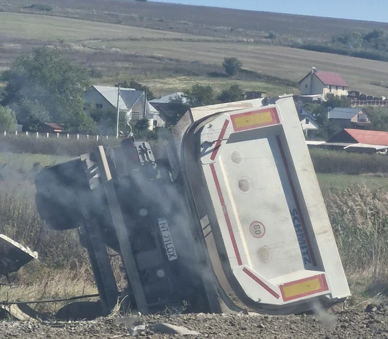 Mașină zdrobită de camion