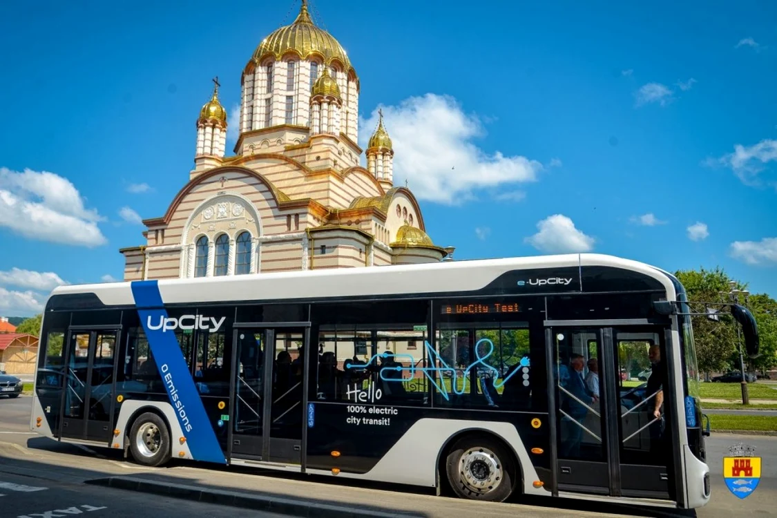 e-UpCity are 83 de locuri (25 pe scaune) şi o lungime de 12,18 metri Foto: Primăria Făgăraş