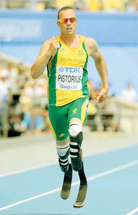 Oscar Pistorius este primul alergător cu ambele picioare amputate care a concurat în competiţiile olimpice rezervate sportivilor fără dizabilitati. El a ajuns în semifinalele probei de 400 de metri, la JO de la Londra.