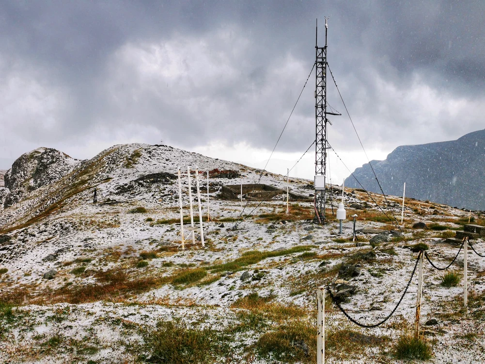Stația Meteorologică Vârfu Omu / Foto Facebook / Radu Manta