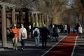 Persoane se plimbă în parcul IOR într-o zi în care temperatura a depășit mult media perioadei -18 ianuarie 2023. Inquam Photos / George Călin