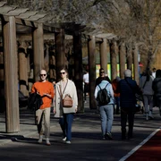 Persoane se plimbă în parcul IOR într-o zi în care temperatura a depășit mult media perioadei -18 ianuarie 2023. Inquam Photos / George Călin