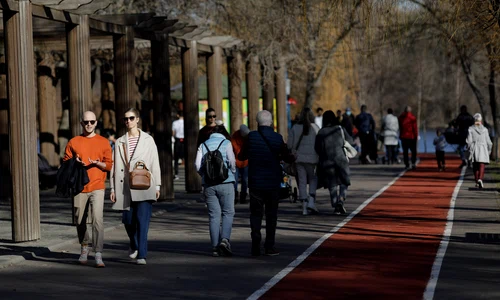 Persoane se plimbă în parcul IOR într-o zi în care temperatura a depășit mult media perioadei -18 ianuarie 2023. Inquam Photos / George Călin