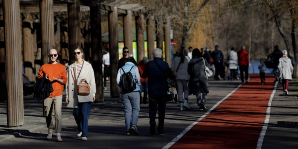 Persoane se plimbă în parcul IOR într-o zi în care temperatura a depășit mult media perioadei -18 ianuarie 2023. Inquam Photos / George Călin