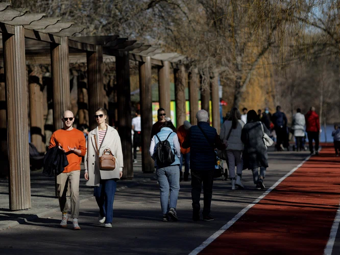 Persoane se plimbă în parcul IOR într-o zi în care temperatura a depășit mult media perioadei -18 ianuarie 2023. Inquam Photos / George Călin
