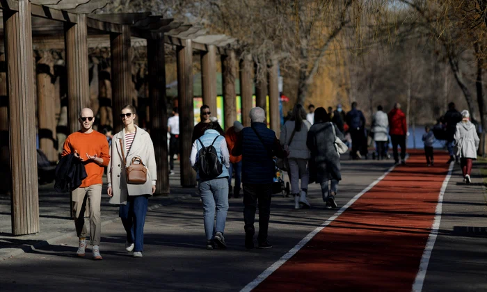 Persoane se plimbă în parcul IOR într-o zi în care temperatura a depășit mult media perioadei -18 ianuarie 2023. Inquam Photos / George Călin
