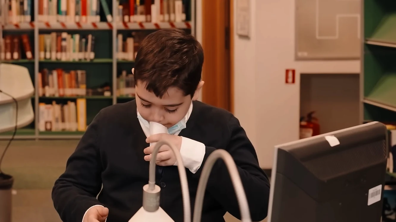 Puştii trebuie să scuipe în recipientul de colectareCapturi video