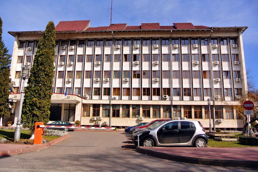 Funcţionare reţinute pentru luare şi dare de mită. Acuzaţii de corupţie la Prefectură şi la o primărie din Neamț