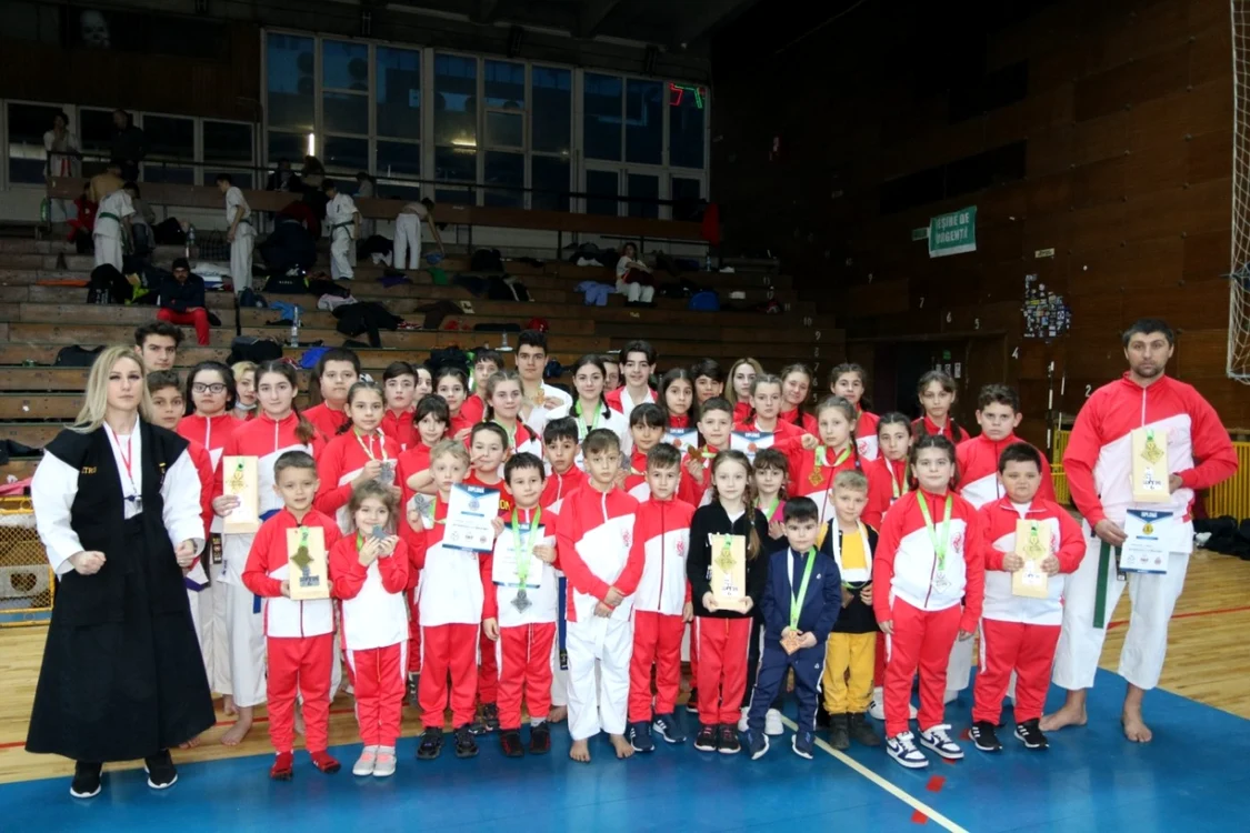 Sportivii premiaţi din Bacău şi antrenorii lor FOTO C.S. Phoenix Bacău