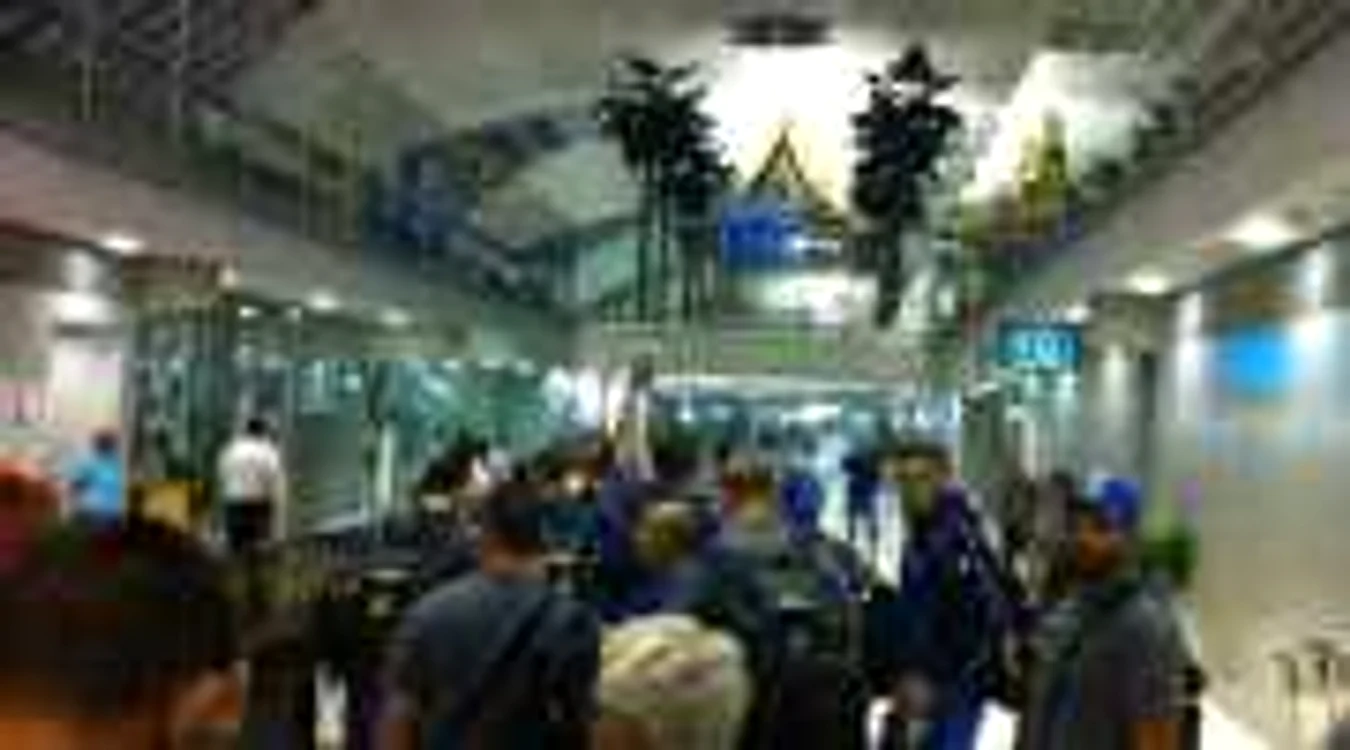 "Stejarii" au tranzitat aeroportul din Bangkok în drumul lor spre Noua Zeelandă * Foto: www.frr.ro