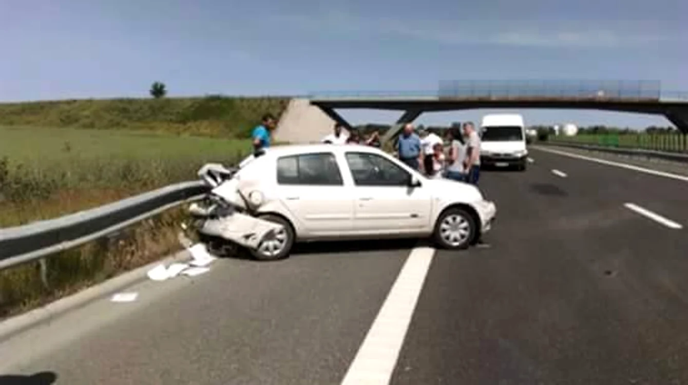 O mașină Renault a intrat într-o mașină aflată pe banda de urgență