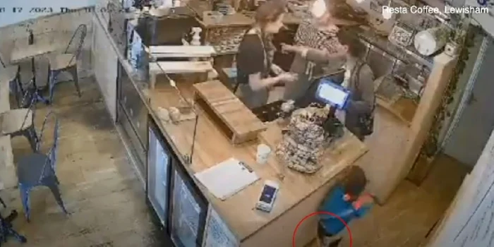 Zeci de oameni au rămas uimiți de gestul copilului și al mamei. Foto Captură video YouTube