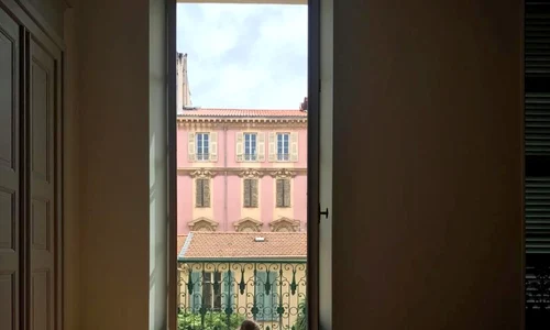 Natalia, fetiţa Ancăi Lungu, are ce admira de la balcon jpeg