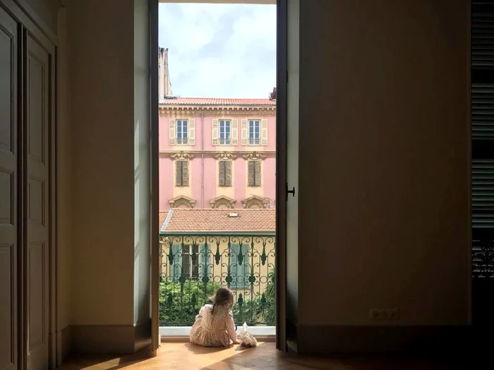 Natalia, fetiţa Ancăi Lungu, are ce admira de la balcon