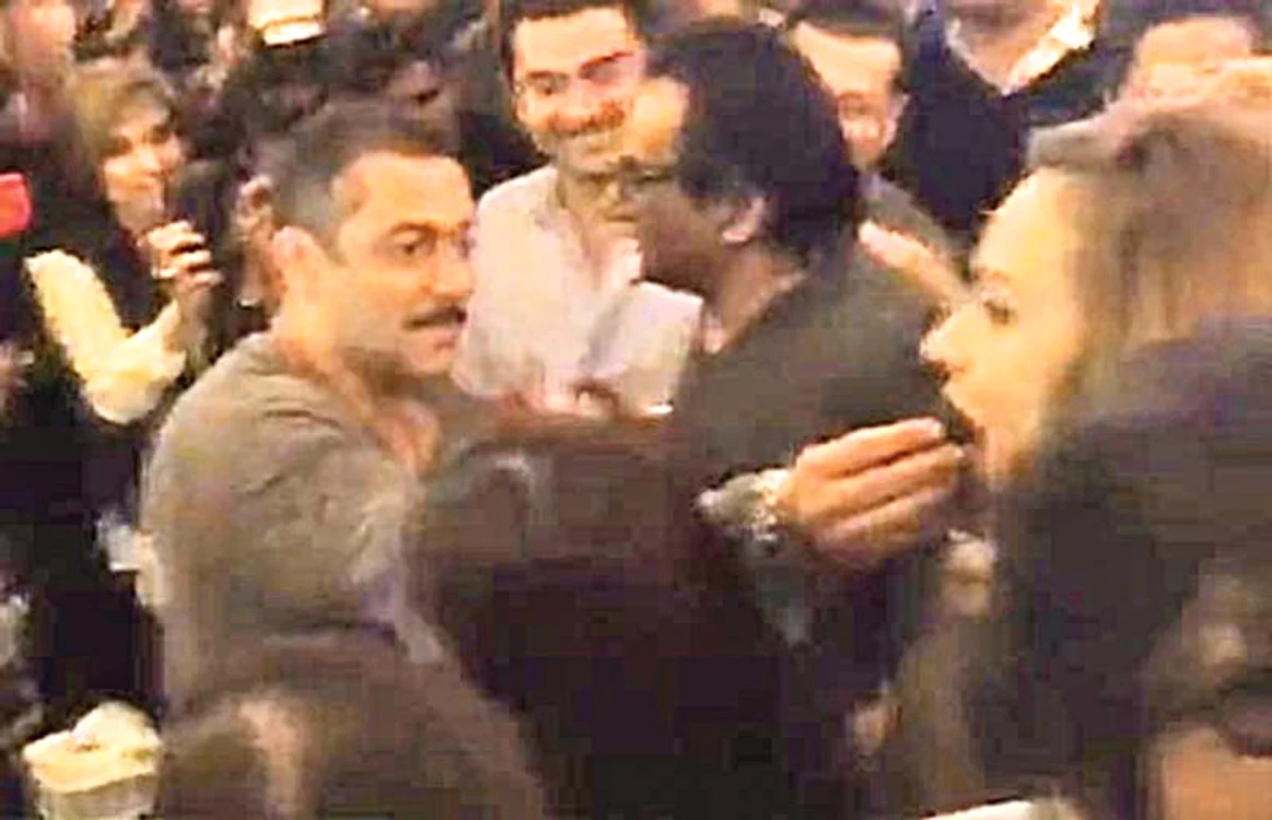 Salman îi dă tort Iuliei  la petrecerea de ziua lui
