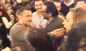 Salman îi dă tort Iuliei  la petrecerea de ziua lui jpeg