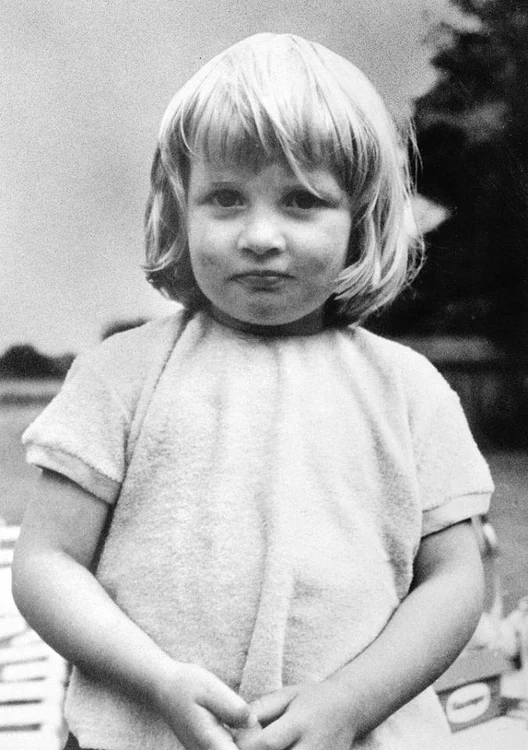 Prinţesa Diana era doar un copl atunci când asista la bătăile pe care tatăl său i le aplica mamei 