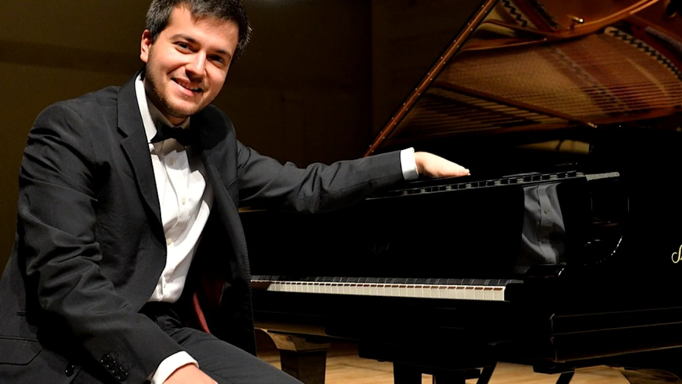 Florian Mitrea va susţine mai multe concerte de pian în întuneric deplin FOTO Filarmonica Braşov