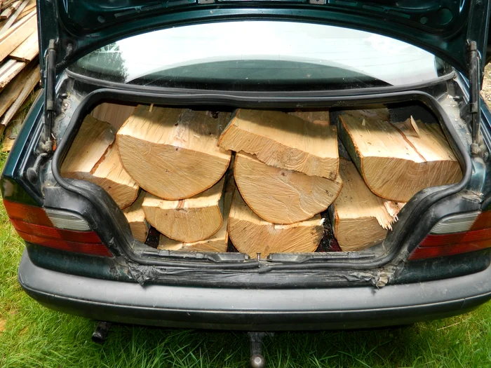 Maşina BMW, ticsită cu lemne de foc