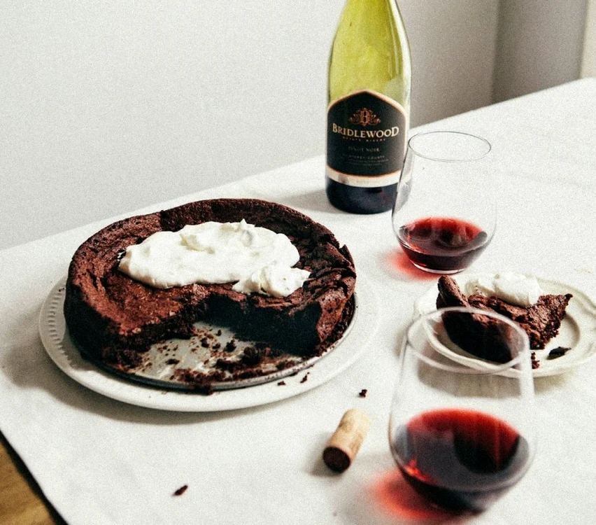 
    Cele mai nesănătoase combinații de mâncăruri: desertul însoțit de un pahar cu vinfoto: cookinglight.com  