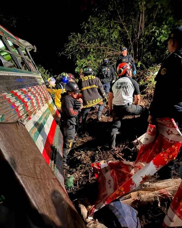 Un autobuz a căzut într-o prăpastie în Guatemala FOTO: X/ @pronobismundo