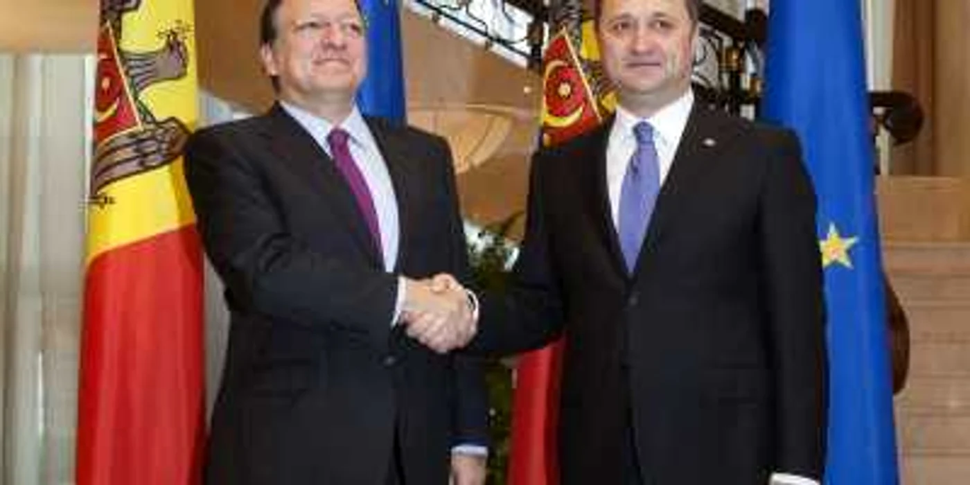 Preşedintele Comisiei Europene, Jose Manuel Barroso (stânga), şi premierul Republicii Moldova, Vlad Filat