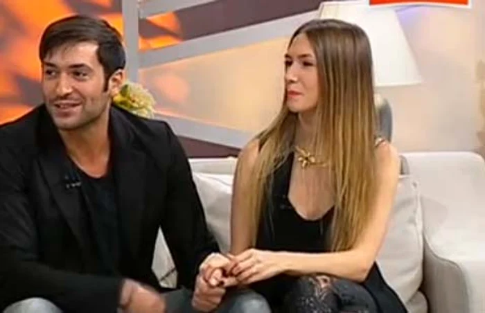 
    Adela a publicat pe Facebook o fotografie cu inelul de logodnă, alături de iubitul ei, Radu, pentru a-și anunța fanii că s-a logoditfoto: arhiva personală  