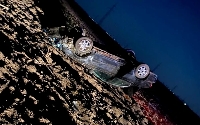 
    Bărbatul s-a răsturnat cu mașina pe un câmp Foto: adevarul.ro  