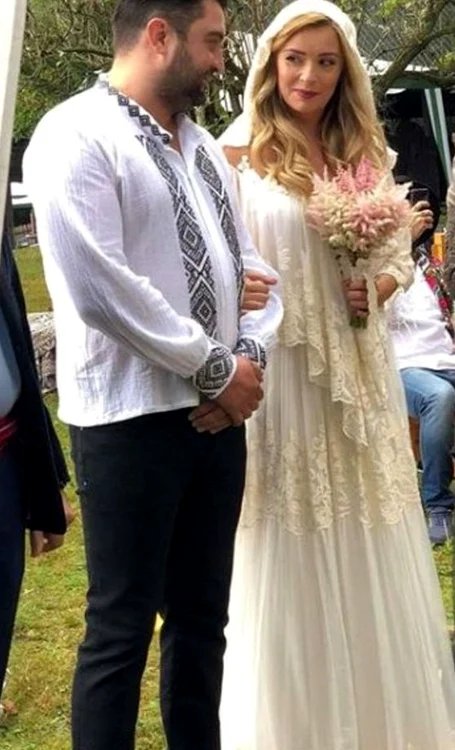 Diana Dumitrescu a purtat în ziua nunții o rochie brodată, asortată cu un voal lung, brodat și el