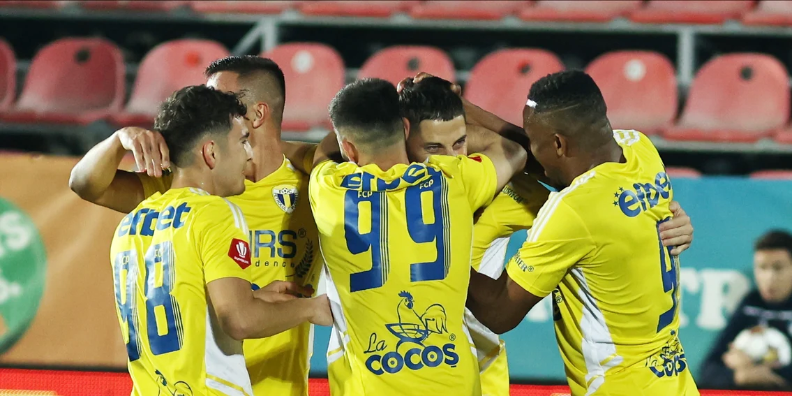Fotbaliștii Petrolului joacă bine și cu burta goală. Foto Sportpictures
