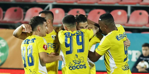 Fotbalistii ploiesteni se bucura dupa un gol marcat la meciul de fotbal dintre FC Voluntari si Petrolul Ploiesti FOTO Sport Pictures