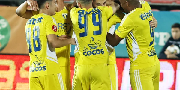 Fotbalistii ploiesteni se bucura dupa un gol marcat la meciul de fotbal dintre FC Voluntari si Petrolul Ploiesti FOTO Sport Pictures
