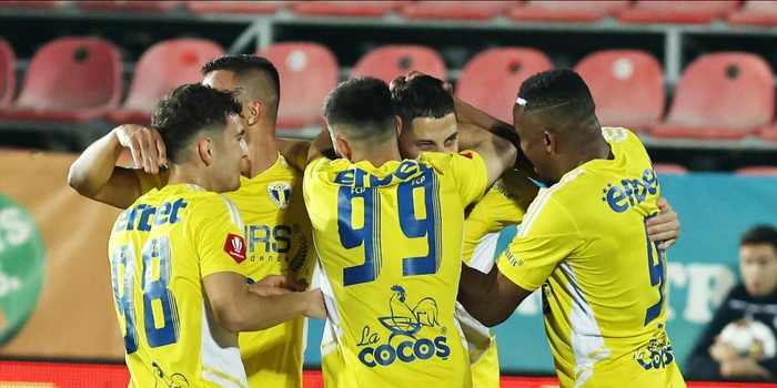 Fotbaliștii Petrolului joacă bine și cu burta goală. Foto Sportpictures