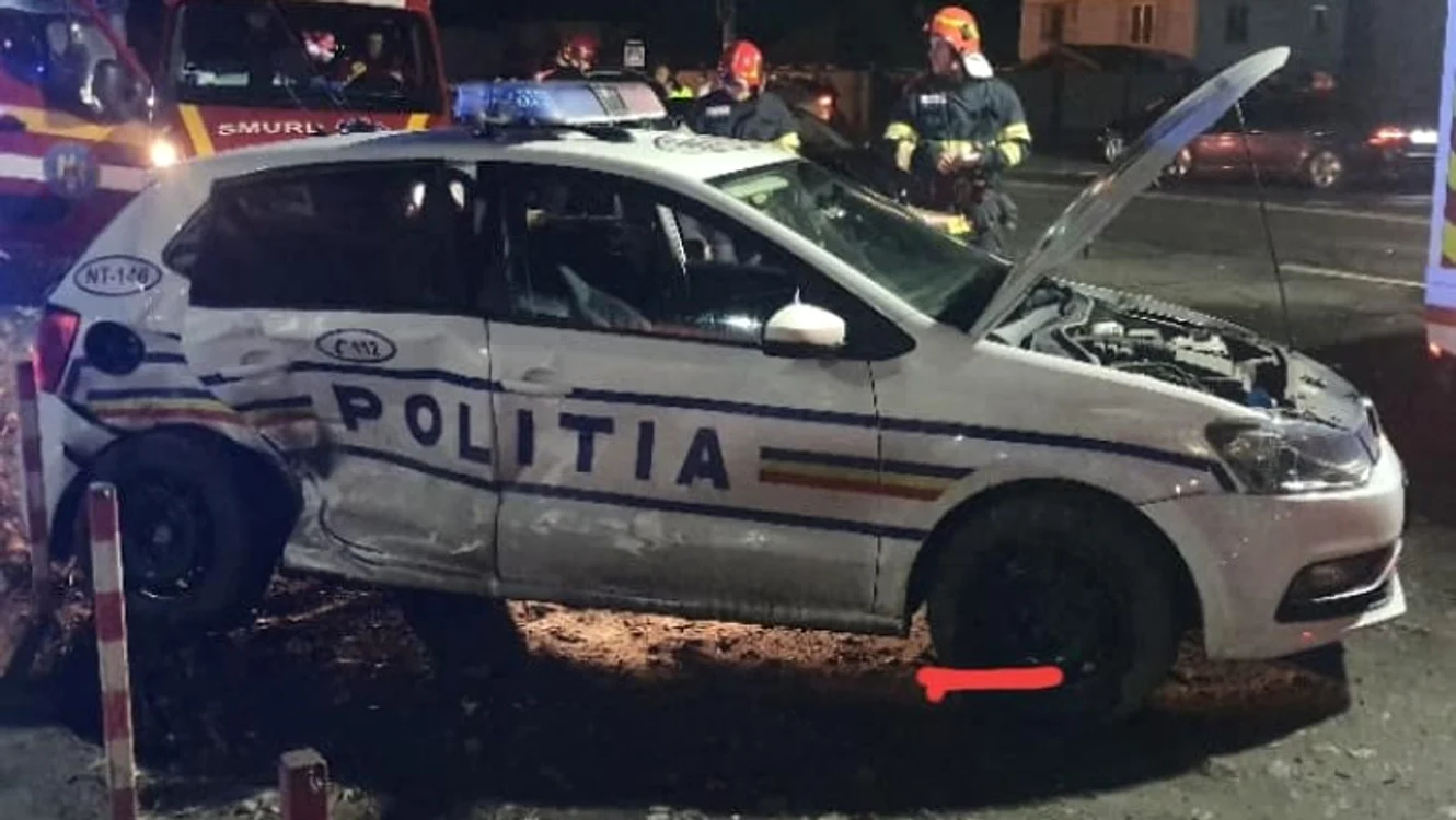 Autospeciala a fost avariată, iar polițiștii răniți FOTO Facebook Neamț 24