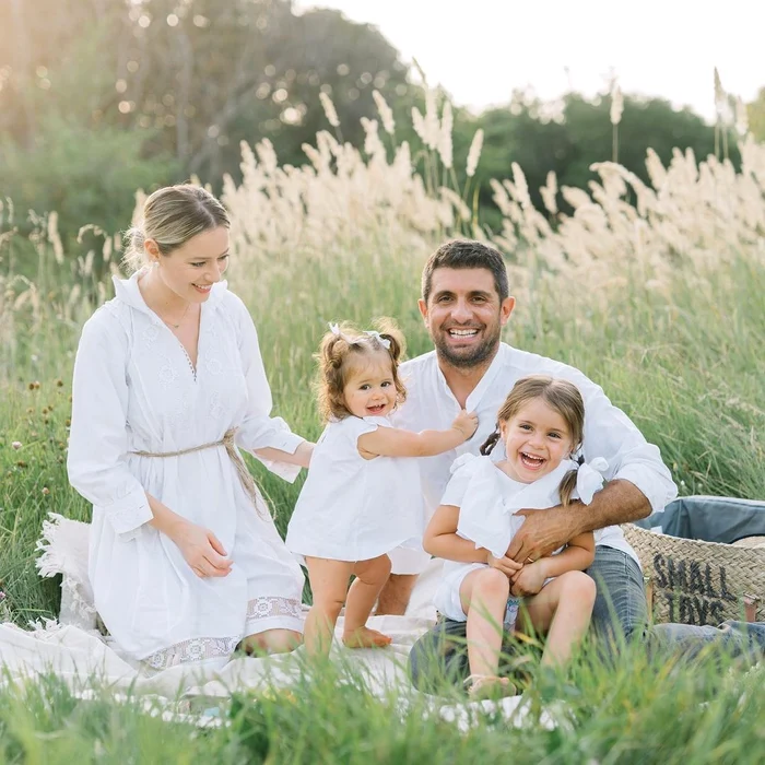 
    Laura Cosoi petrece concediul în Corfu alături de familie clickpentrufemei.ro  