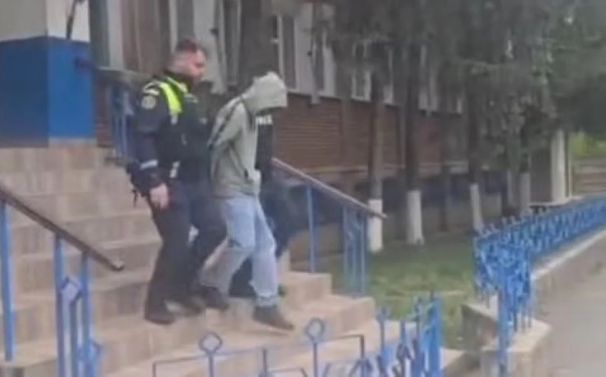 Momente de groază pentru o tânără după ce a permis accesul unui străin în bloc prin interfon: atacată și tâlhărită în propriul apartament