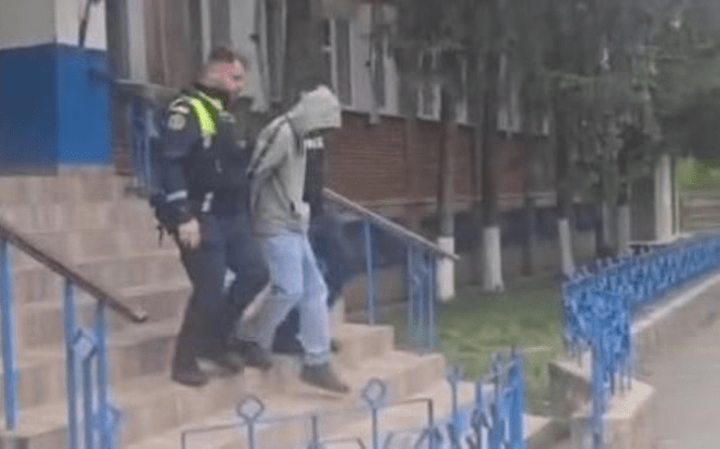 Momente de groază pentru o tânără după ce a permis accesul unui străin în bloc prin interfon: atacată și tâlhărită în propriul apartament 