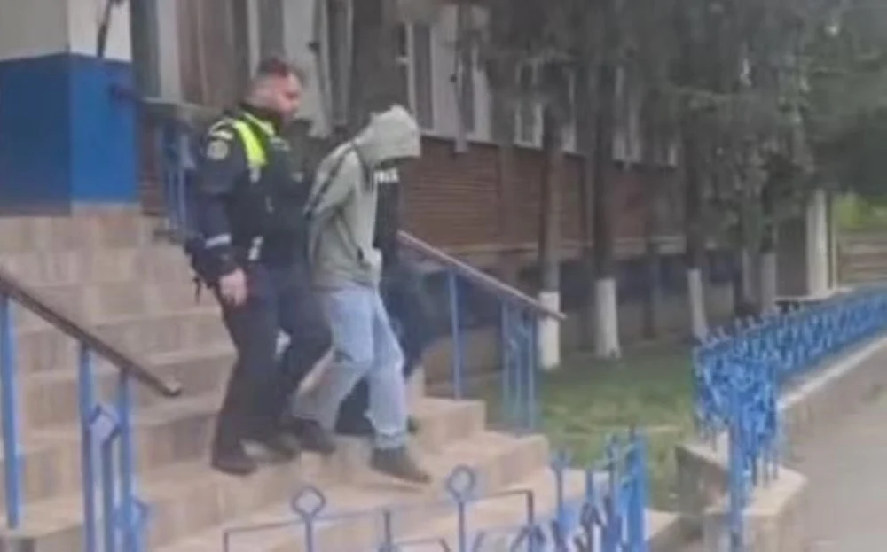 Momente de groază pentru o tânără după ce a permis accesul unui străin în bloc prin interfon: atacată și tâlhărită în propriul apartament