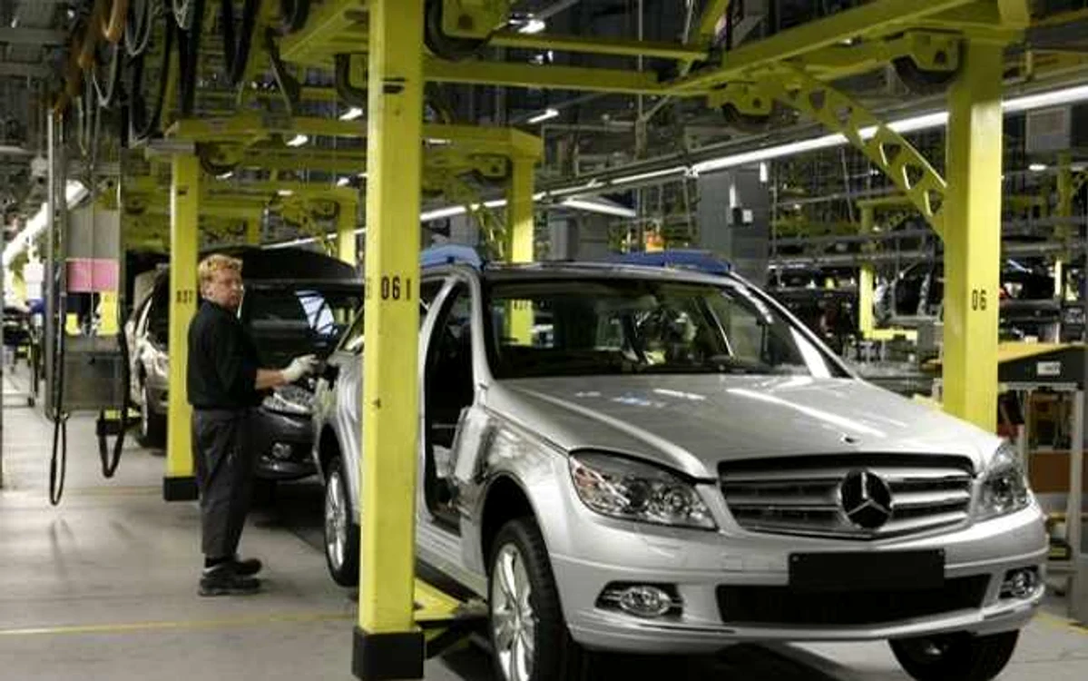 În 2008 Daimler a vrut să deschidă o fabrică de automobile Mercedes în România, însă al ales Ungaria