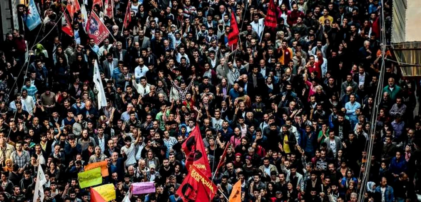 Sâmbătă seara, au avut loc demonstraţii în mai multe oraşe din Turcia, inclusiv la Istanbul, unde mii de persoane au acuzat autorităţile că sunt responsabile de atentat