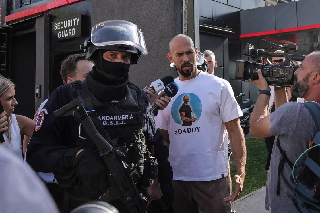 Fratii Tate sunt escortati de jandarmi la iesirea din casa in care au avut loc perchezitii urmand sa fie dusi la sediul DIICOT, in Pipera, 21 august 2024   Foto Inquam Photos  Octav Ganea(6) jpg